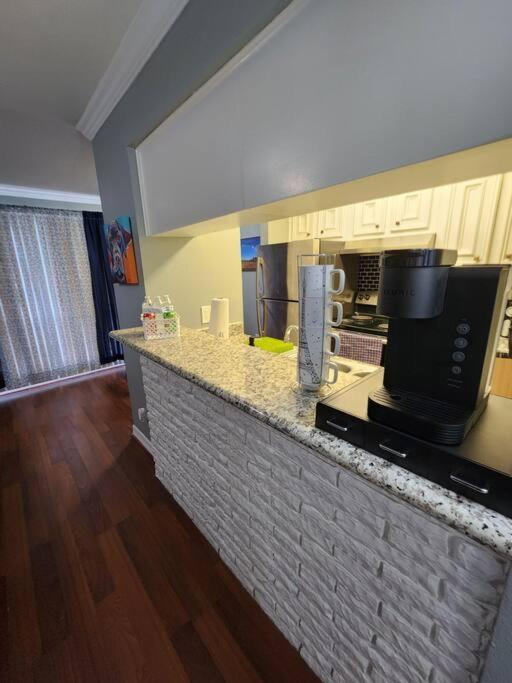 Blue Shark *e4* @ Midtown Comfortable 1br King Apartment Houston