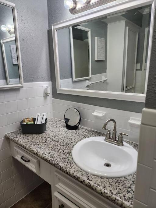 Apartment Blue Shark *e4* @ Midtown Comfortable 1br King *