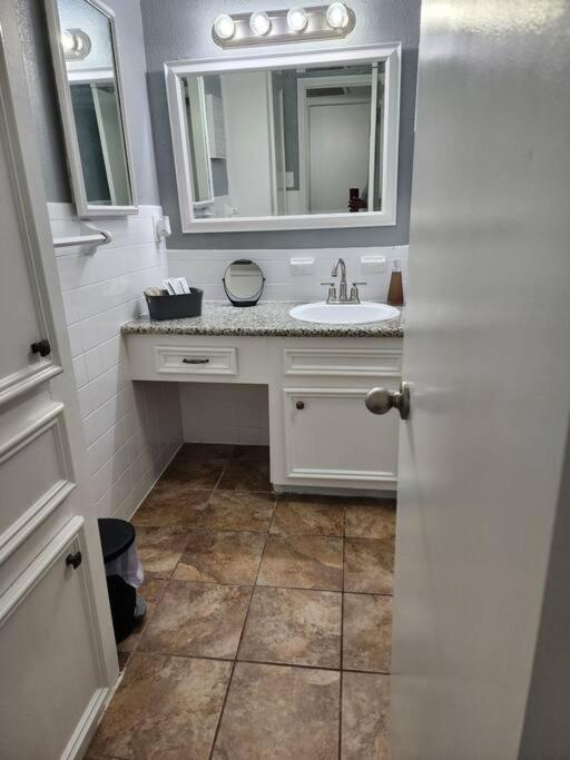 Blue Shark *e4* @ Midtown Comfortable 1br King Apartment Houston