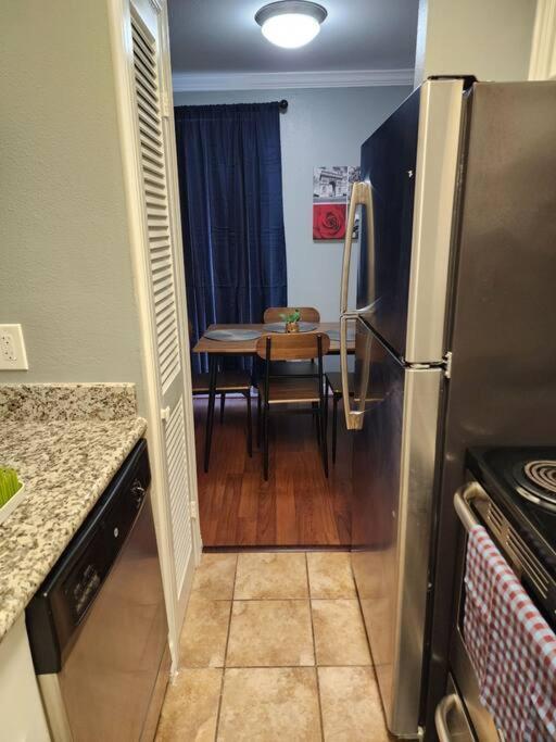 Blue Shark *e4* @ Midtown Comfortable 1br King Houston