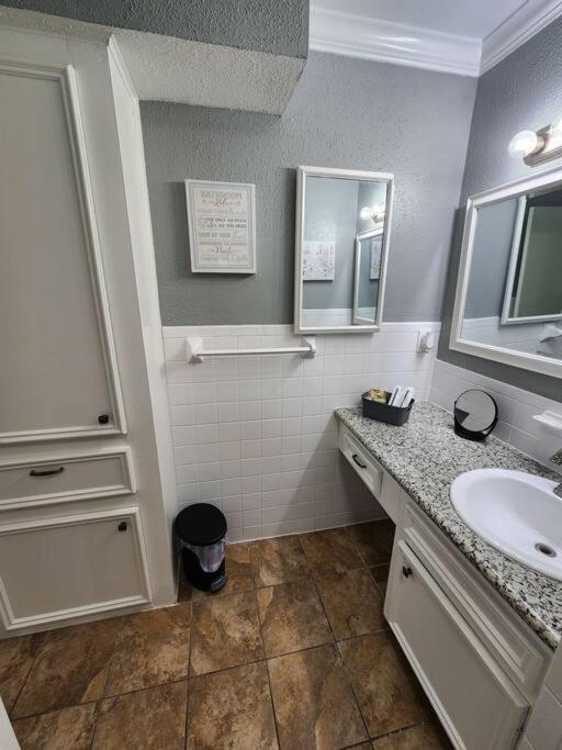Blue Shark *e4* @ Midtown Comfortable 1br King