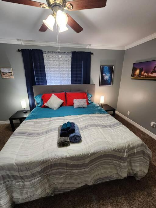 Blue Shark *e4* @ Midtown Comfortable 1br King Houston